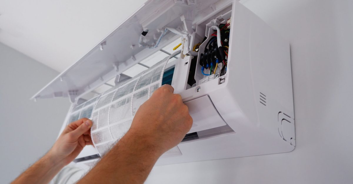 Maintenance of the air conditioner. A technician is cleaning the filter.